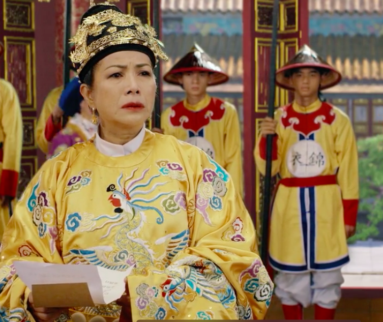 Họa tiết thêu tay sang trọng trên áo dài hoàng gia