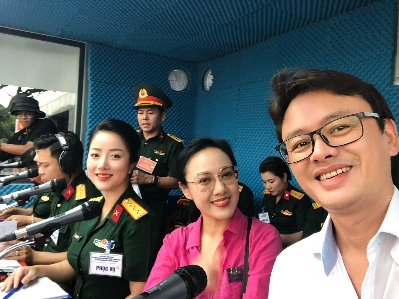 Hai BTV luyện giọng chuẩn bị cho lễ diễu binh