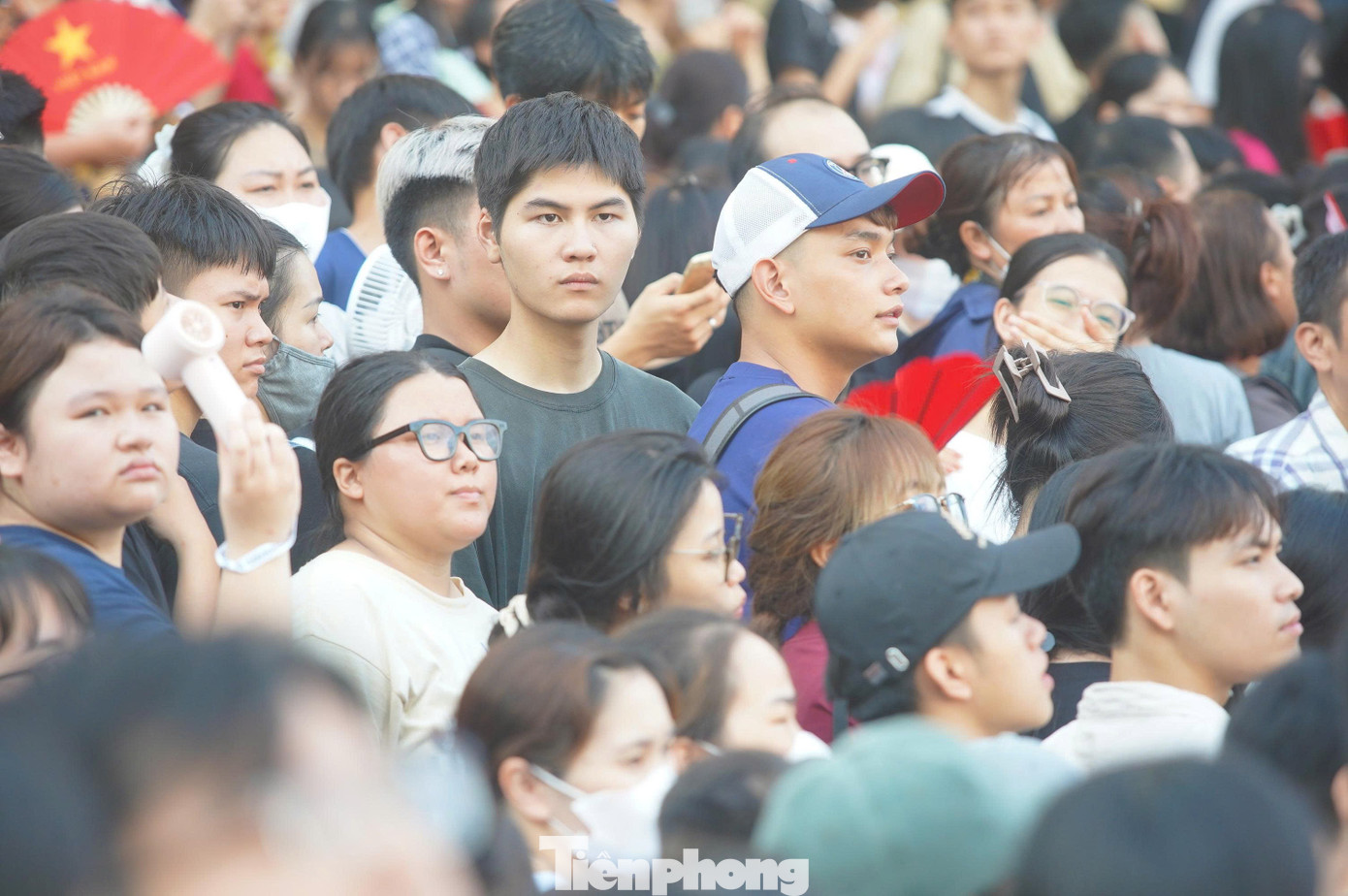 Đông đảo người đứng dưới thời tiết nắng nóng