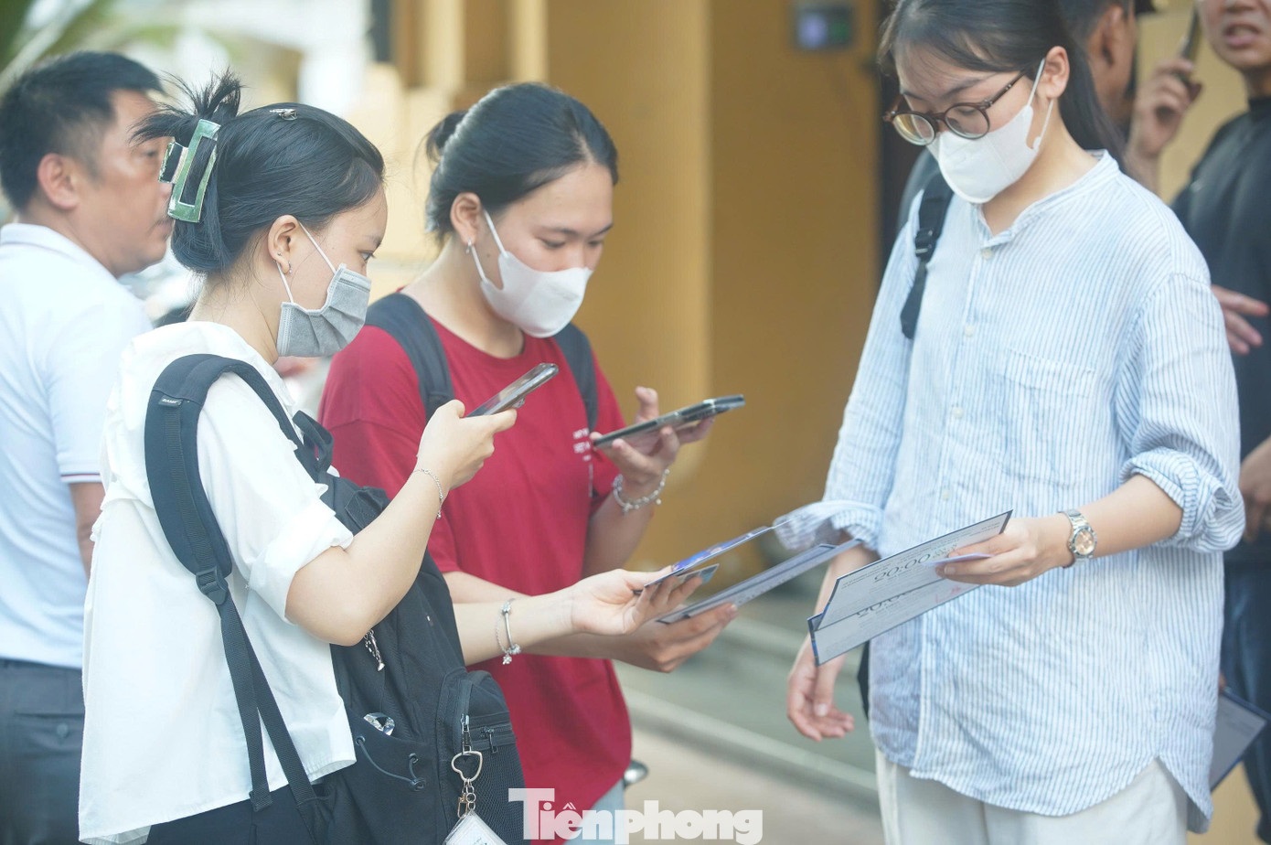Bạn trẻ cầm vé trên tay