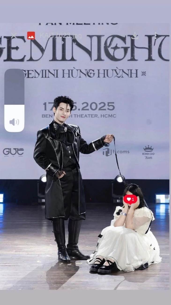 Tư thế chụp ảnh gây tranh cãi giữa Hùng Huỳnh và fan nữ