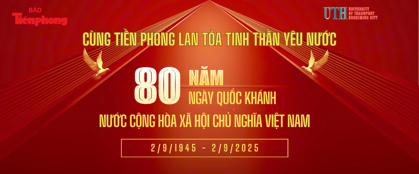Các thành viên tổ thuyết minh tại Quảng trường Ba Đình