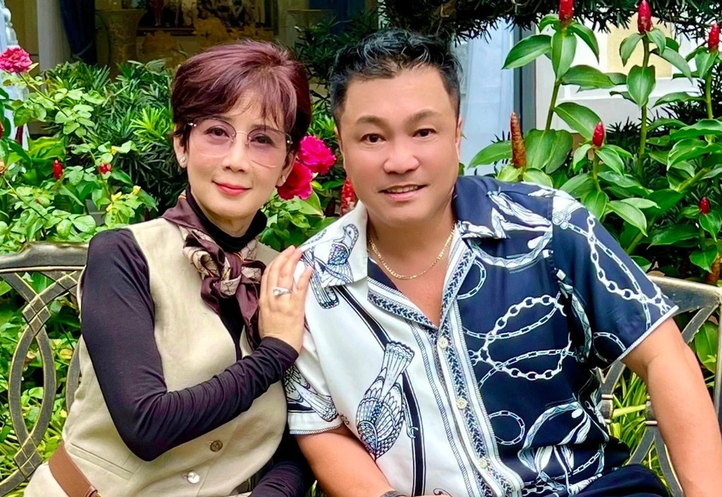 Nam diễn viên vui vẻ cùng gia đình bạn bè