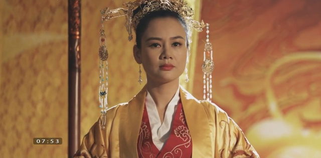 Trang phục hoàng đế thể hiện quyền lực