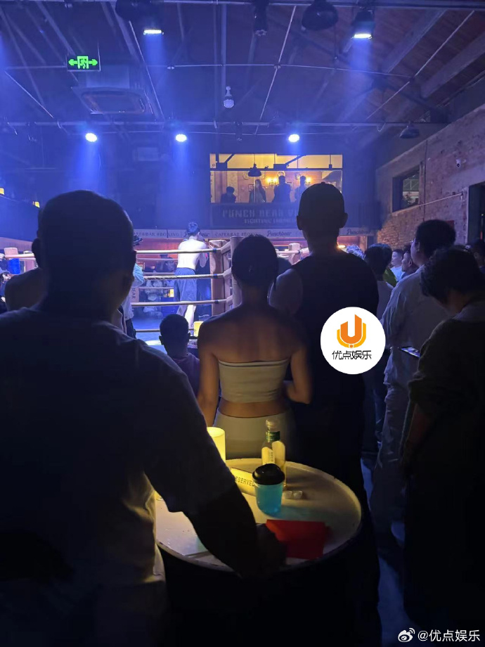 Tôn Thừa Tiêu thân mật với gái lạ trong bar