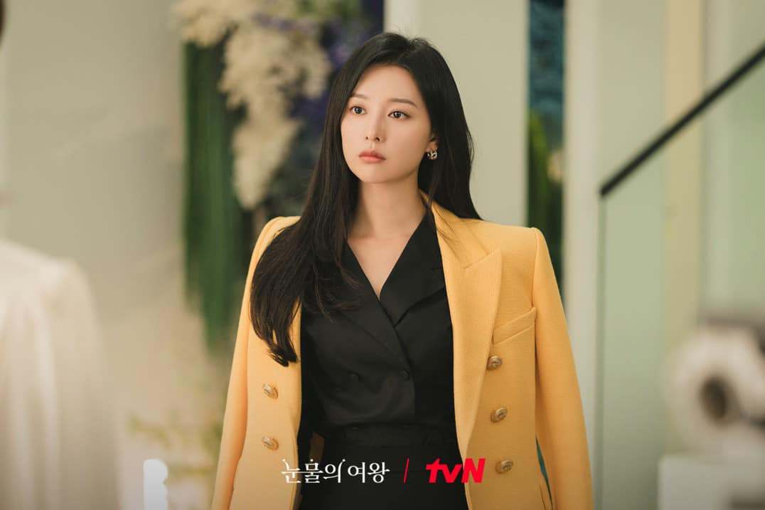 Trang phục Chanel, Valentino, Balmain trên người Kim Ji Won
