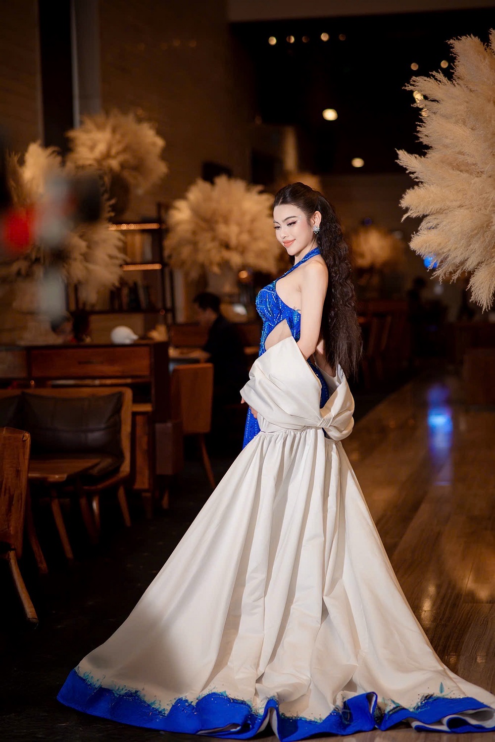 Nguyễn Phương Anh trong trang phục thanh lịch