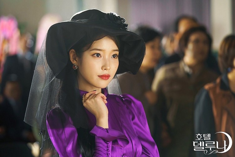 IU với trang phục lộng lẫy Hotel Del Luna