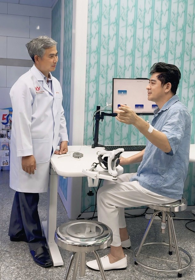 Nam diễn viên đang tập hỗ trợ phục hồi chức năng