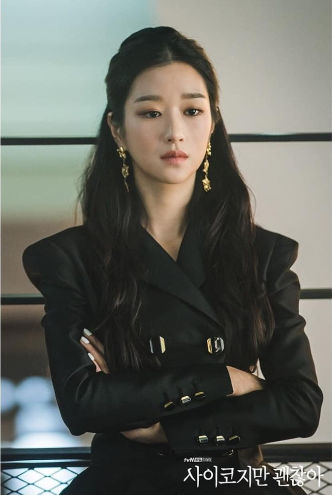 Outfit đơn sắc nhưng tinh tế của Seo Ye Ji