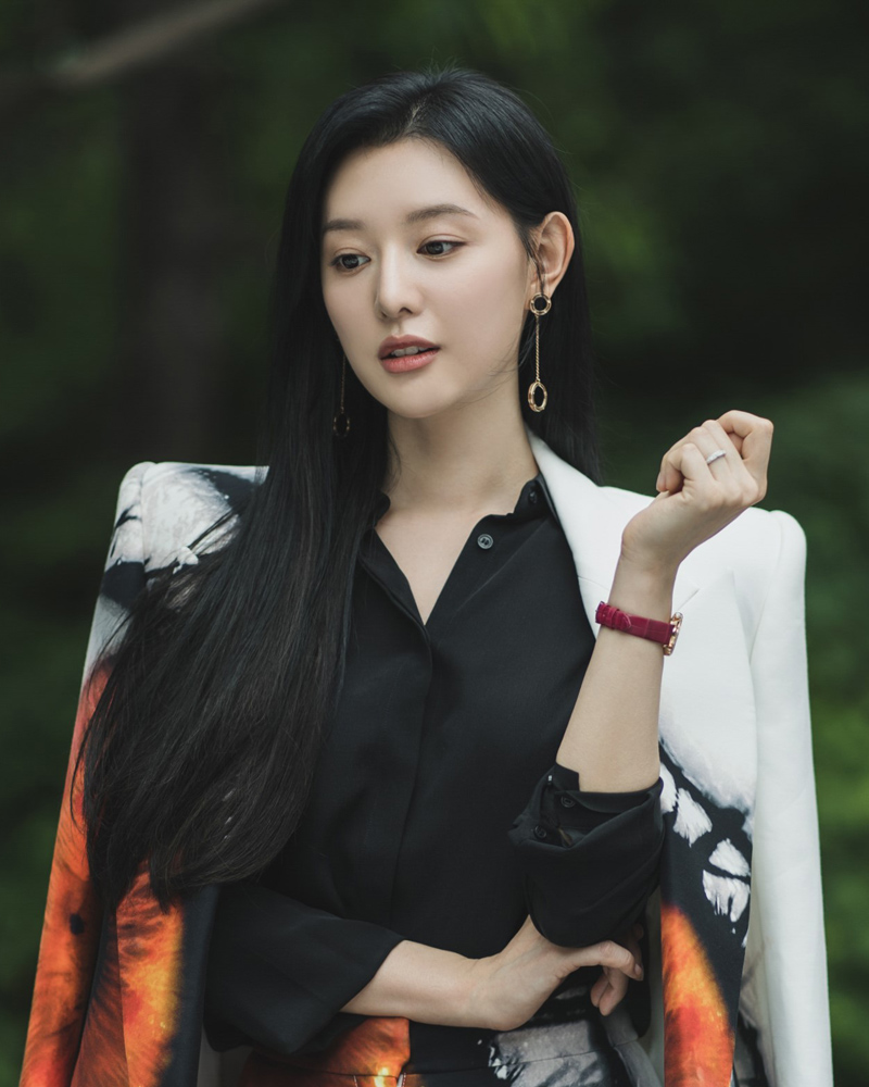 Kim Ji Won mặc trang phục hàng hiệu