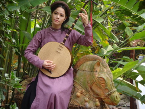 Chi tiết áo mấn và khăn truyền thống