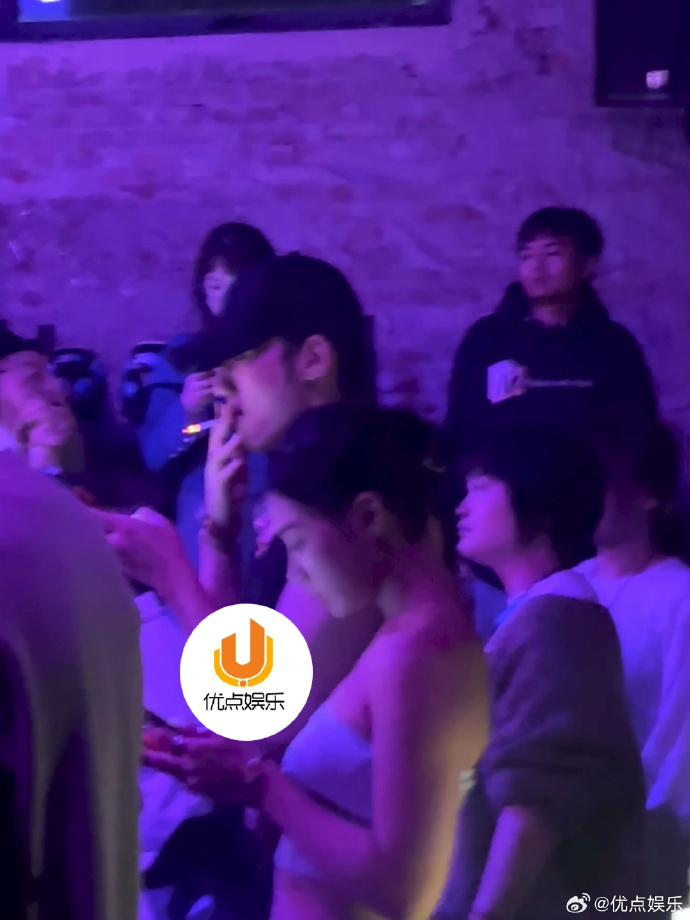 Tôn Thừa Tiêu thân mật với gái lạ trong bar