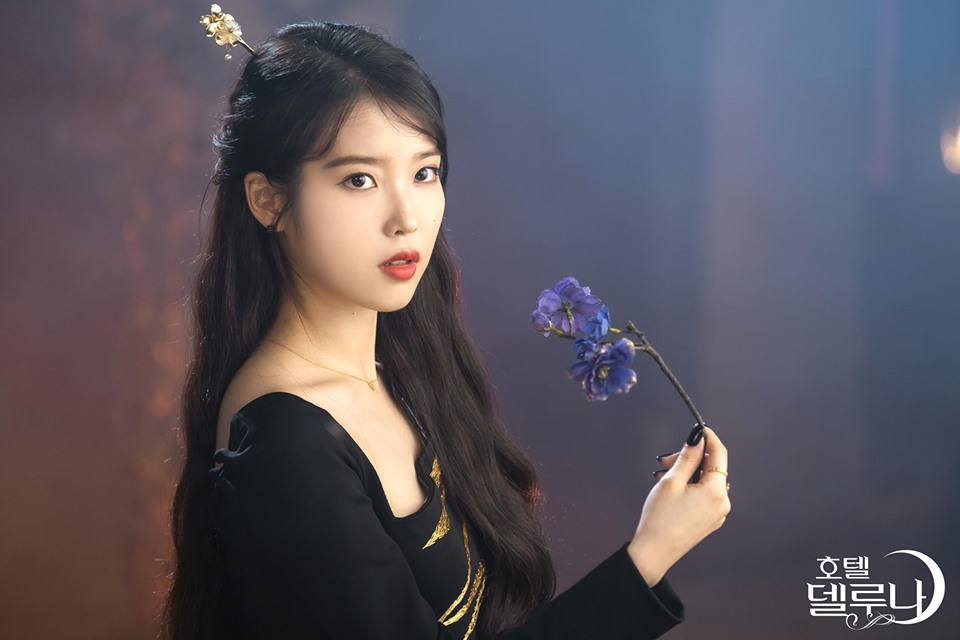 Váy và phụ kiện sang trọng của IU