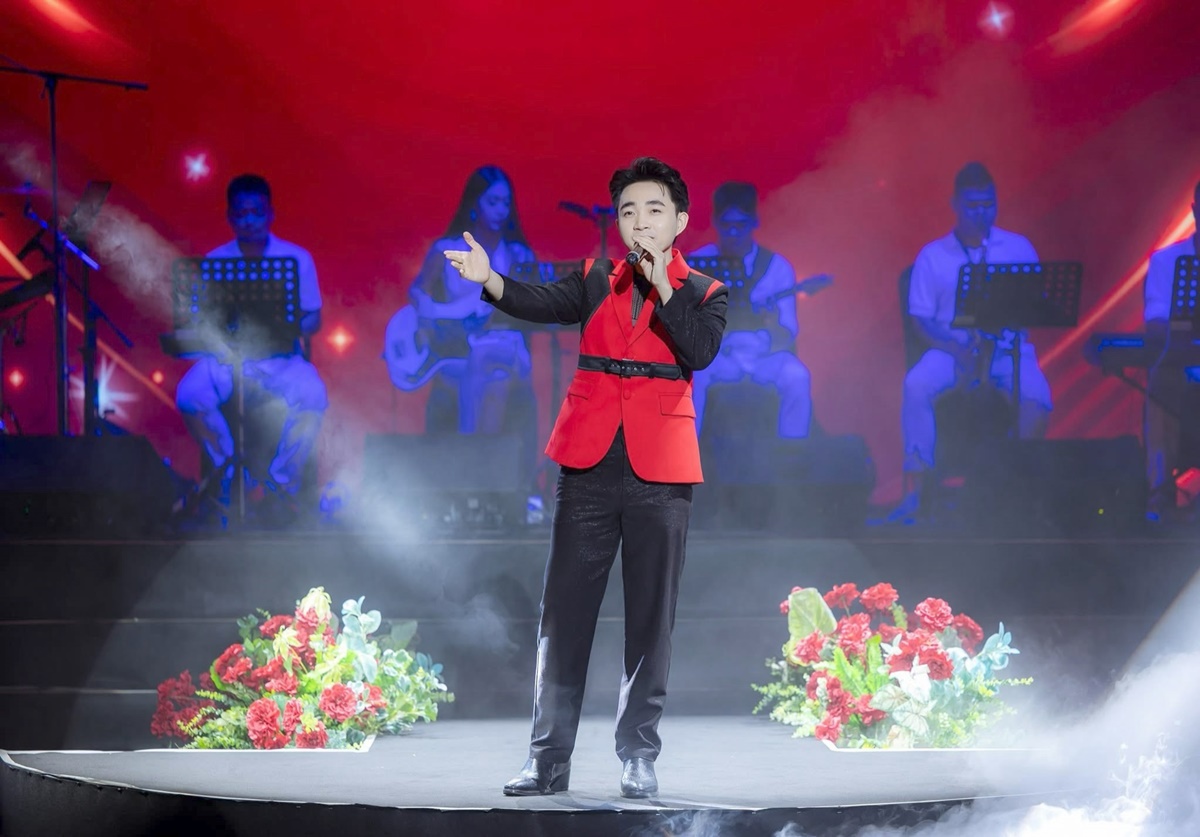 Trung Quang biểu diễn trên sân khấu