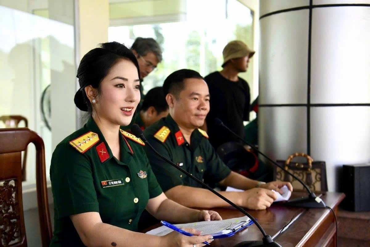 Hai thành viên lực lượng quân đội trong tổ thuyết minh