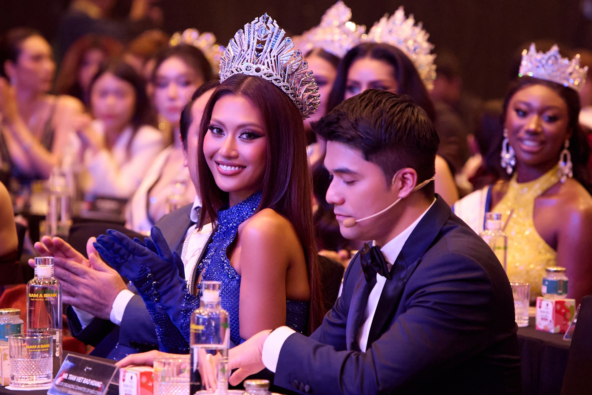 Người đẹp tham dự họp báo Miss Cosmo