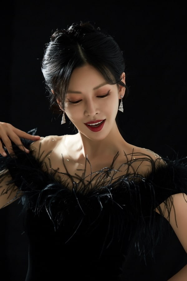 Outfit quyền lực gợi cảm của Kim So Yeon