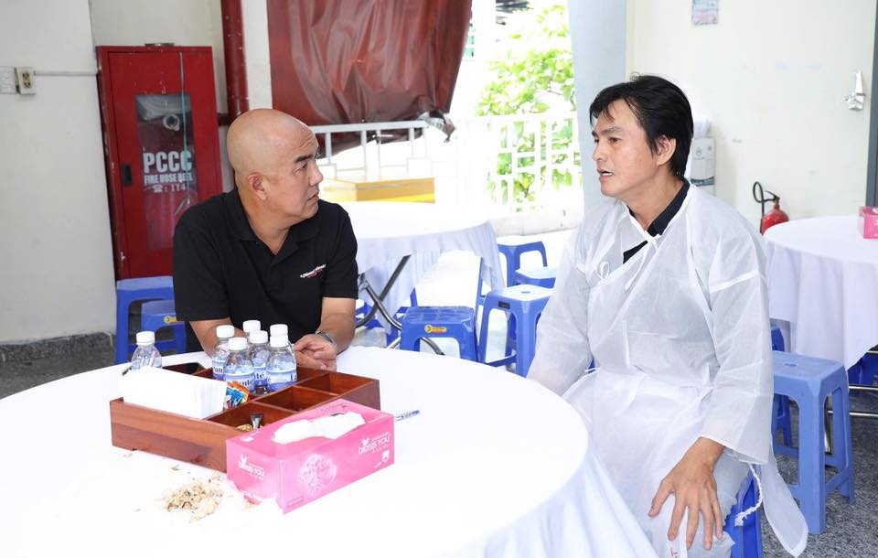 Đạo diễn Quốc Thuận tới chia buồn cùng Cao Minh Đạt