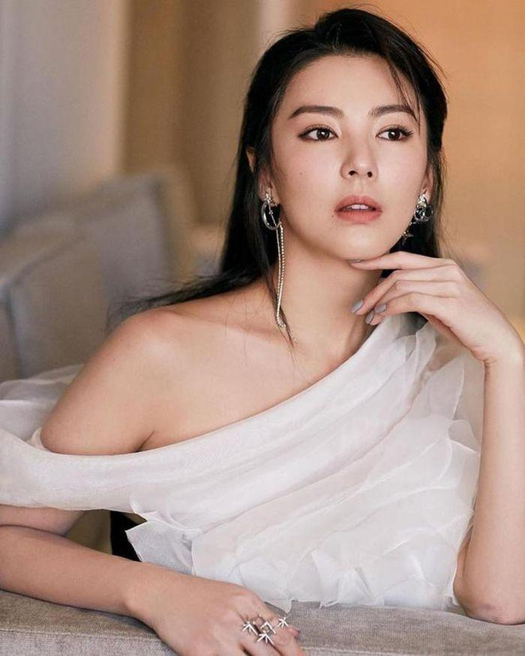 Trương Vũ Kỳ giữ được thần thái quyến rũ sau dao kéo