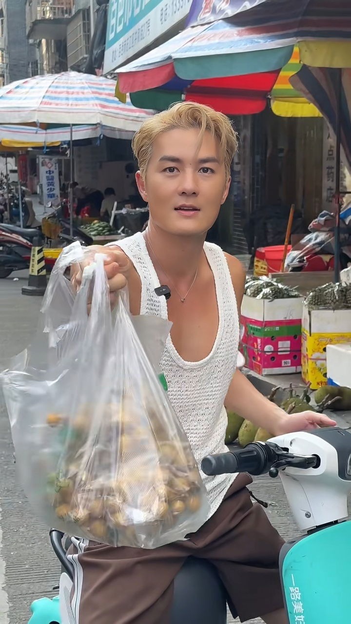 Nam ca sĩ tự mình giao hàng dưới nắng nóng