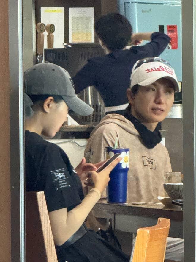 Leeteuk và bạn gái trẻ tại nhà hàng sân golf