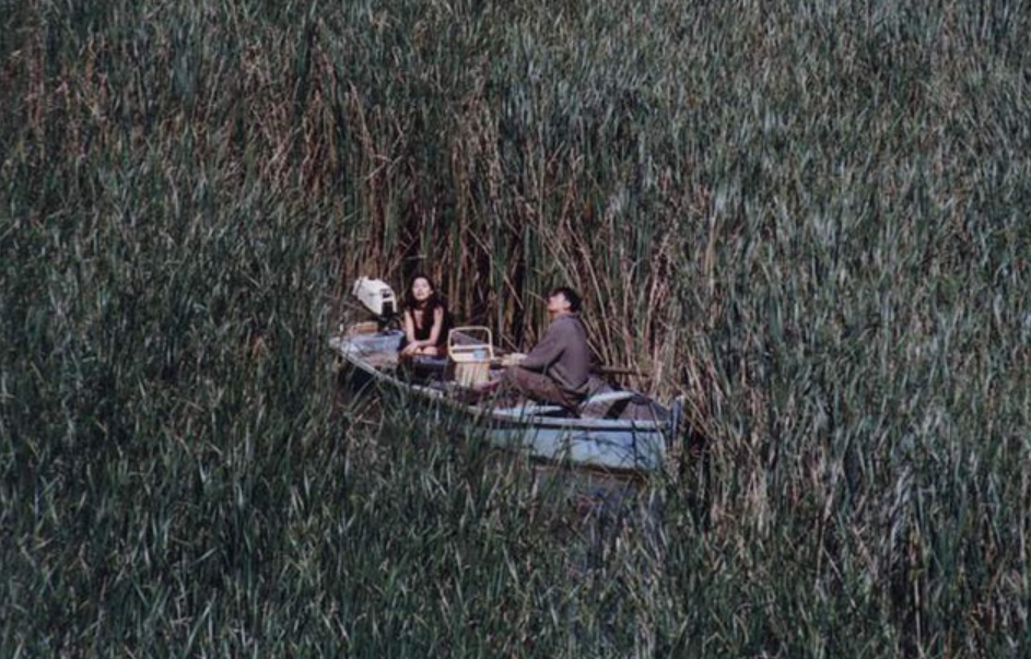 Hình ảnh không gian biểu tượng hồ nước trong phim The Isle
