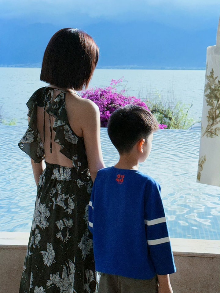 Tiểu Cá Heo được khen xinh đẹp