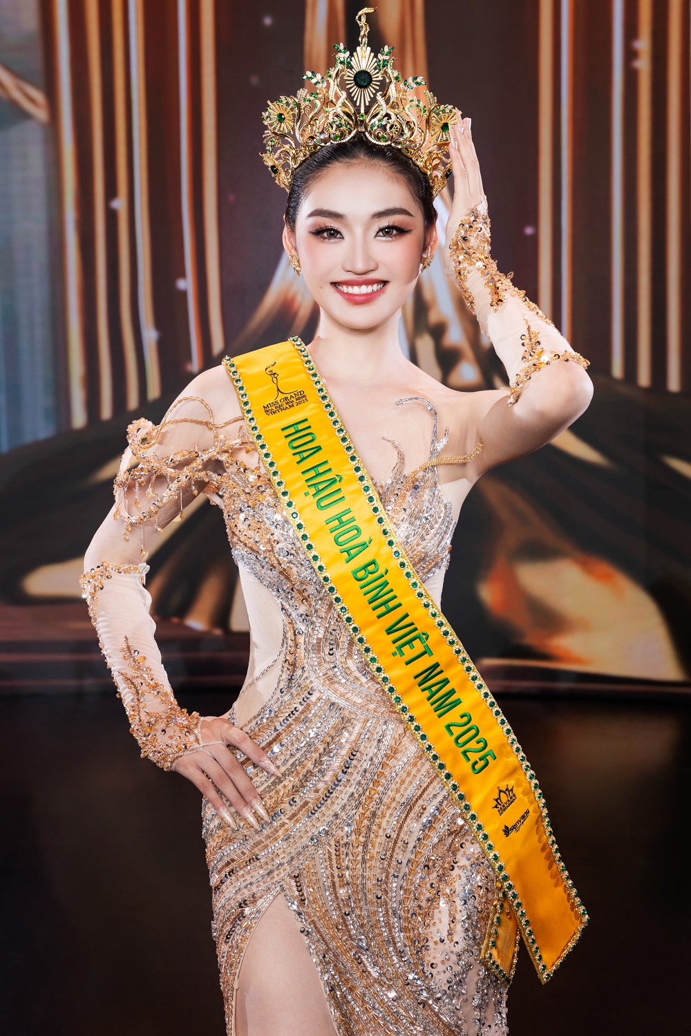 Hoa hậu Yến Nhi trong khoảnh khắc đăng quang
