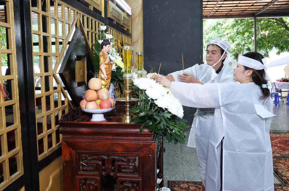 Vợ chồng diễn viên Cao Minh Đạt thắp nhang cho cha vào ngày cuối
