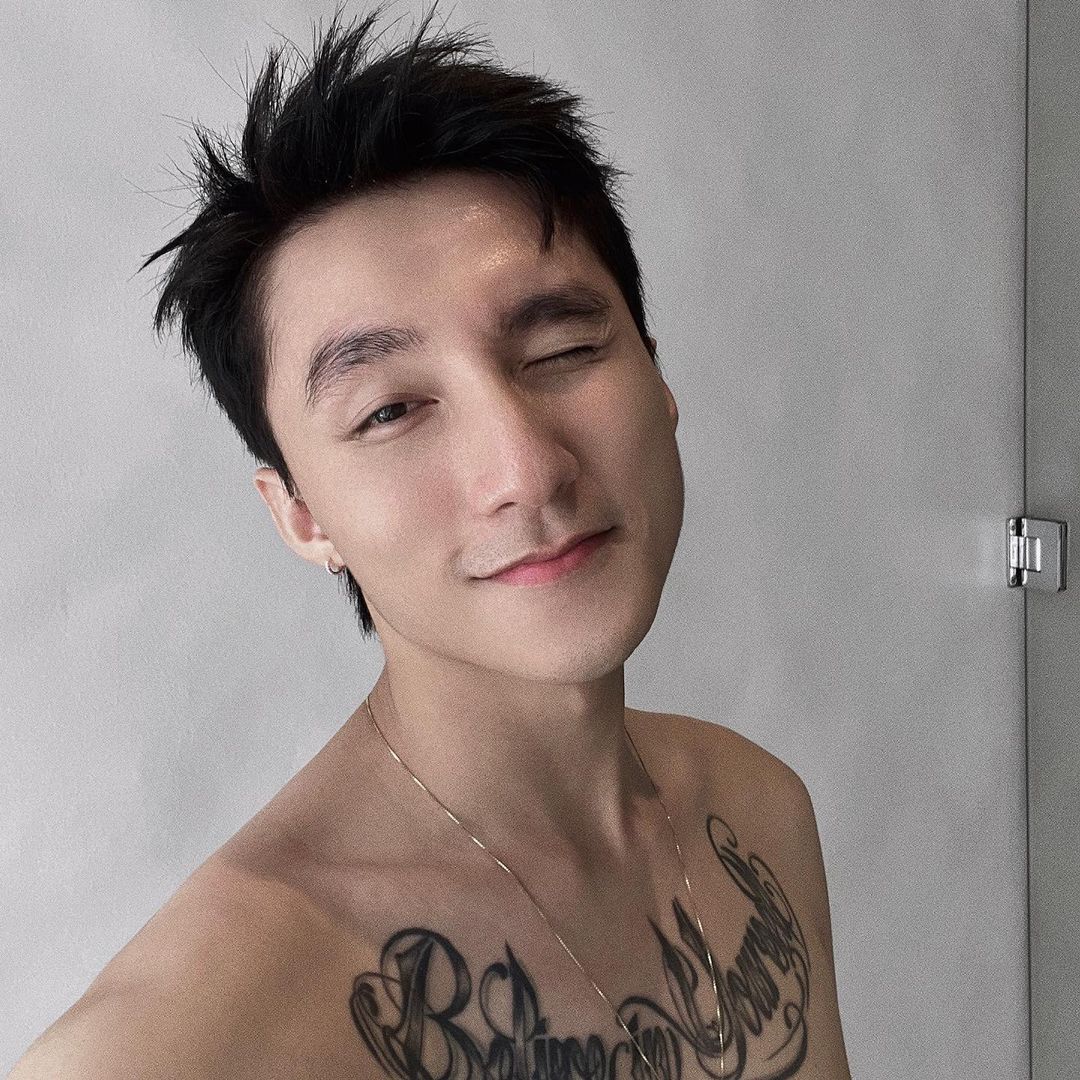 Hình xăm trên ngực tương đồng Sơn Tùng