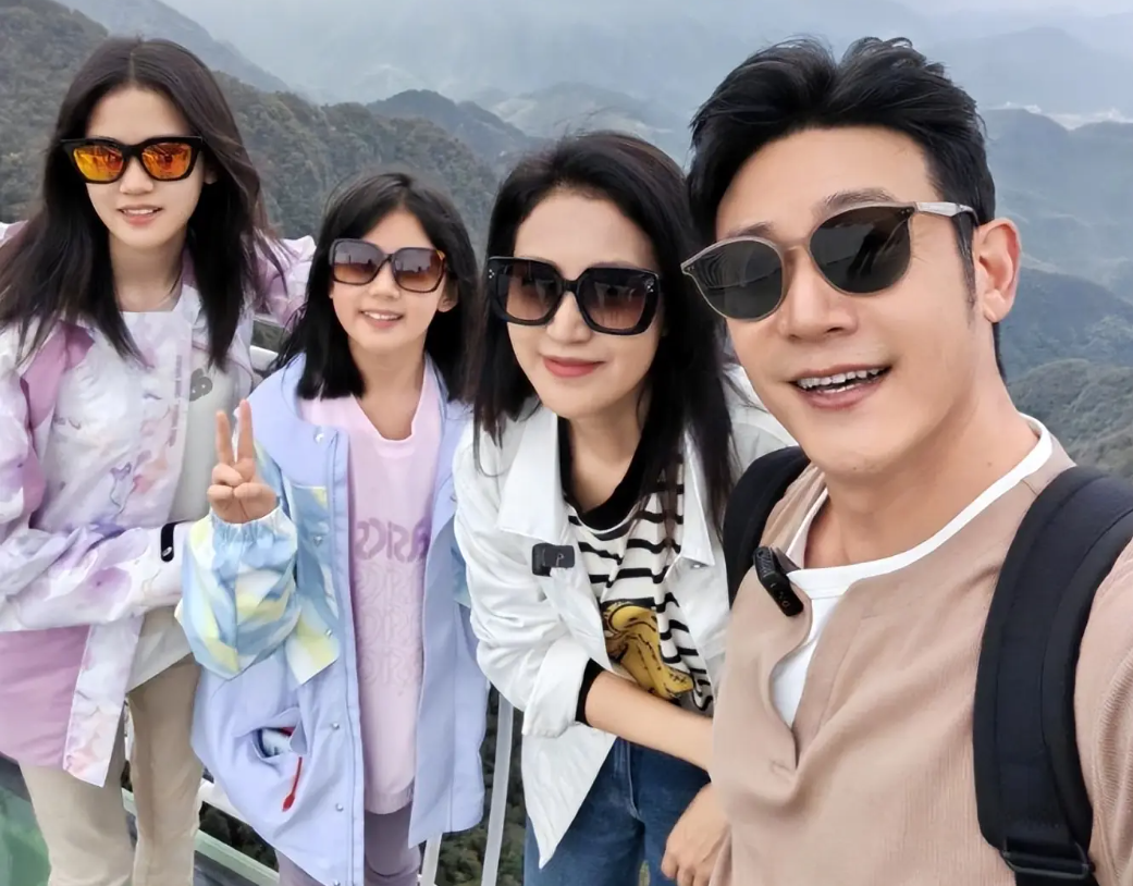 Gia đình hạnh phúc của cặp đôi showbiz