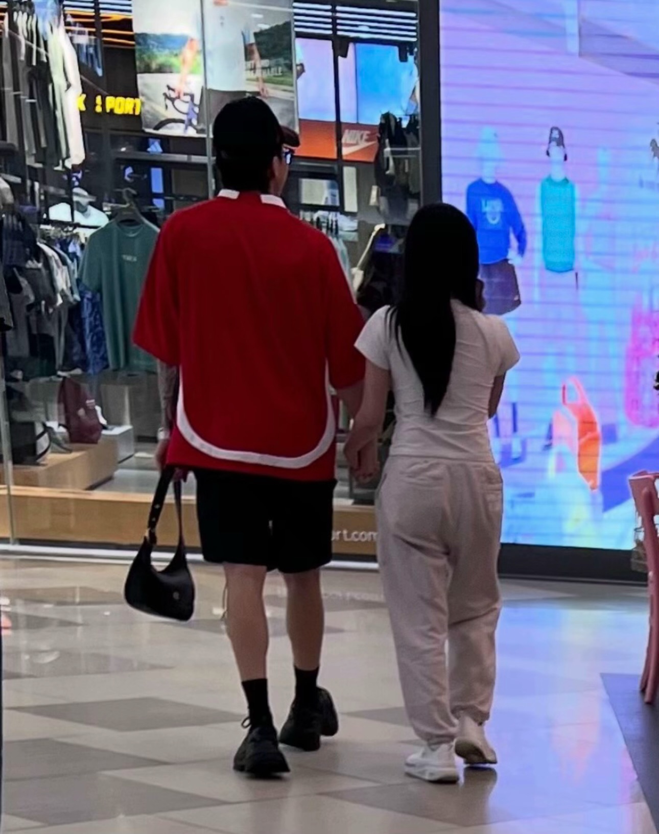 Orange và WOKEUP bị bắt gặp tình tứ shopping