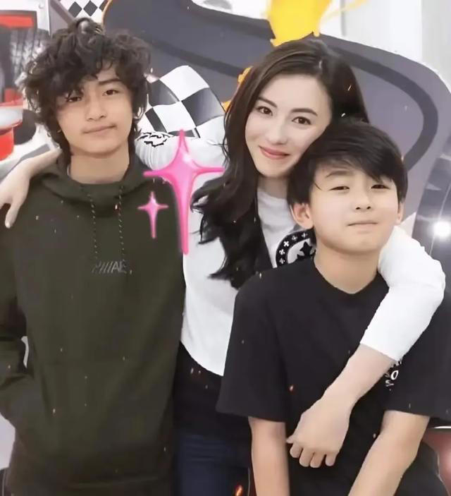 Nữ diễn viên tận tình chăm sóc các con trong cuộc sống hàng ngày
