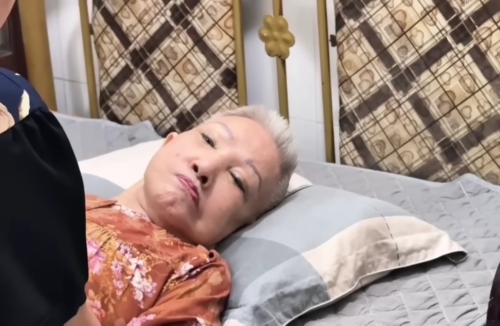 Chăm sóc nghệ sĩ Hồng Nga tại nhà
