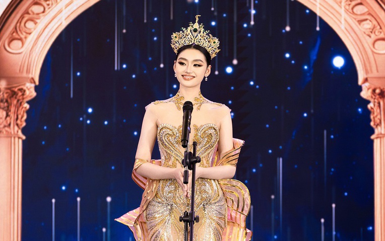 Hoa hậu Yến Nhi gặp sự cố trang phục