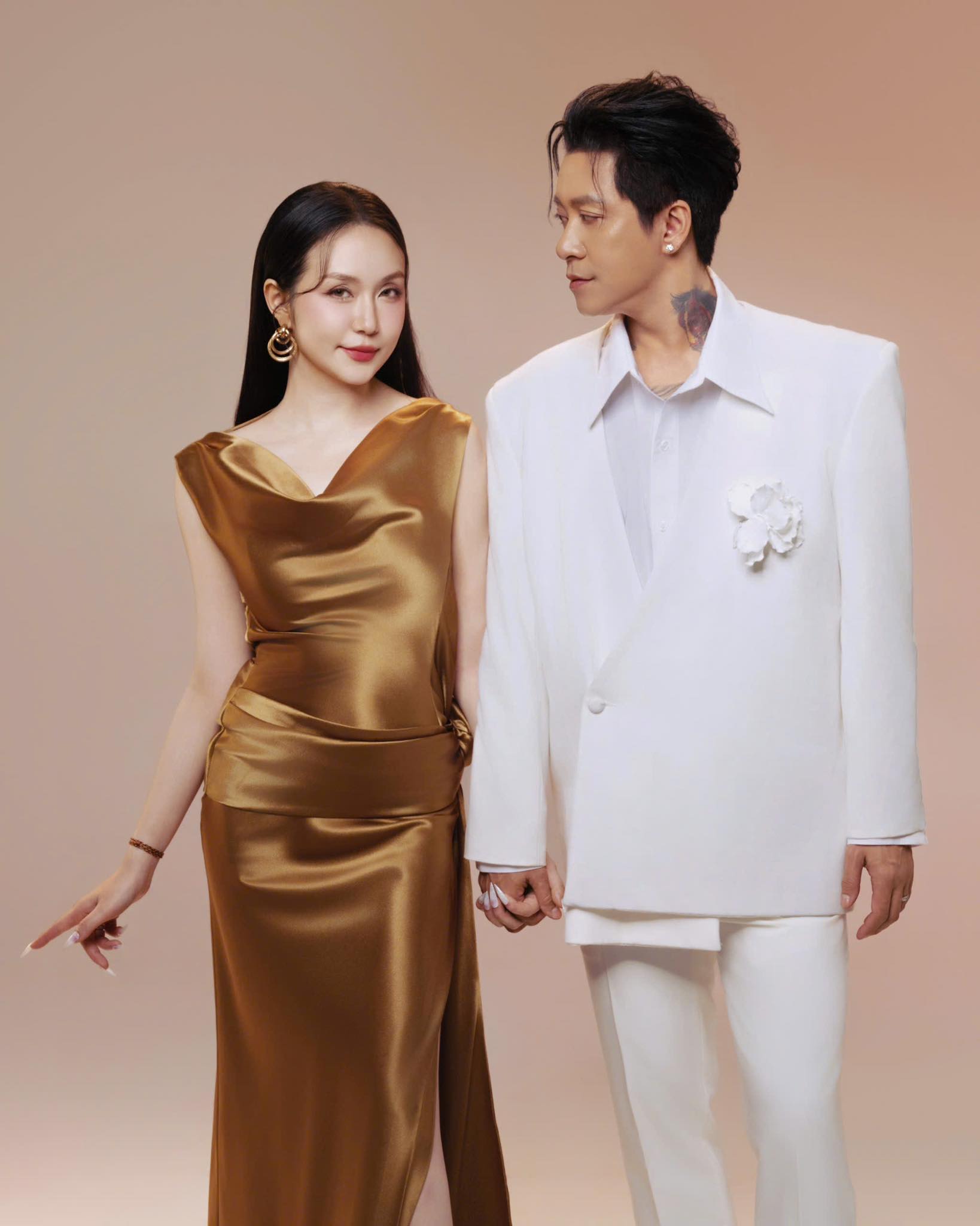 Siêu xe Ferrari đỏ của nam ca sĩ