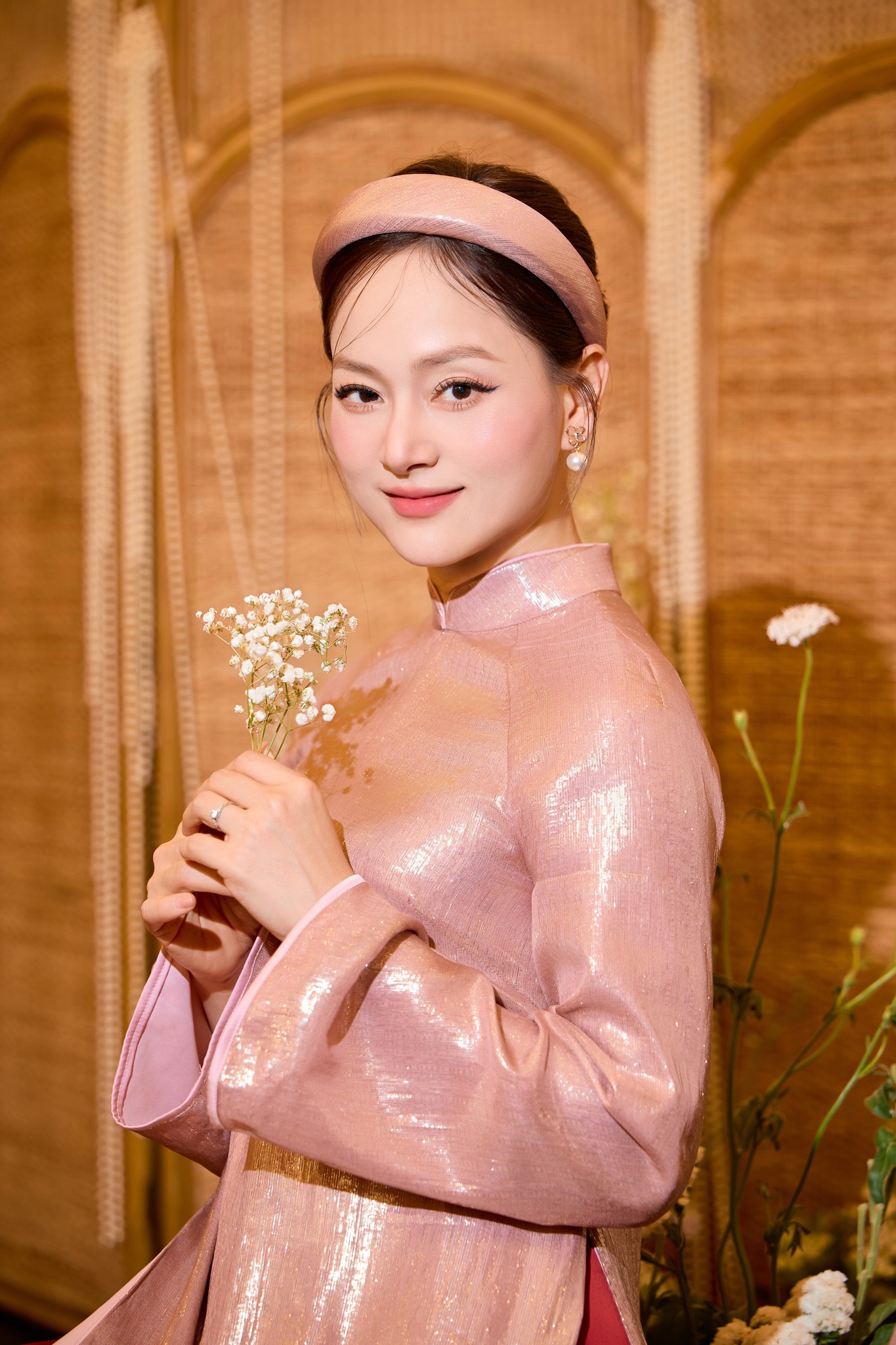 Lan Phương cho biết do con gái bị ốm, chỉ quấn mẹ nên mới buộc phải đưa đi cùng tới tòa