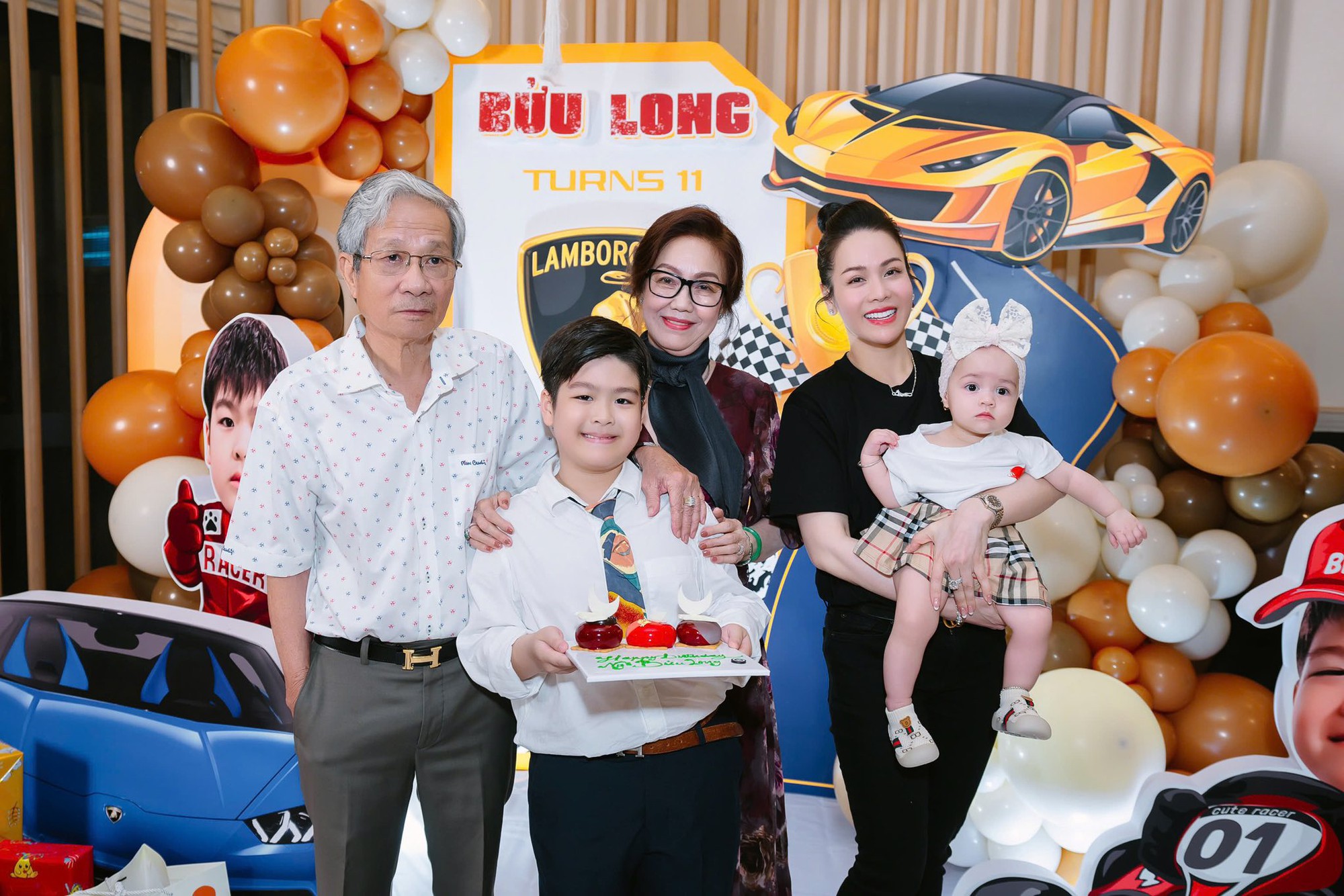 Nữ nghệ sĩ vui vẻ bên gia đình chồng cũ