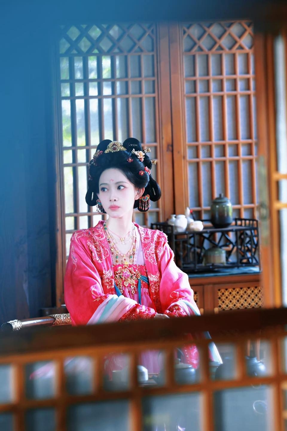 Nhan sắc hút mắt từng góc máy