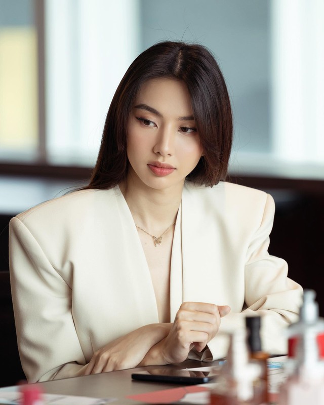 Hoa hậu Thuỳ Tiên đề nghị công ty Sen Vàng ký kết hợp đồng khi sản phẩm kẹo Kera bắt đầu bị phát hiện có vấn đề
