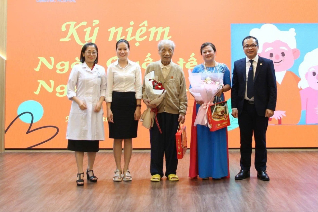 NSND Trần Hiếu tại Bệnh viện lão khoa trung ương, hôm 1/10