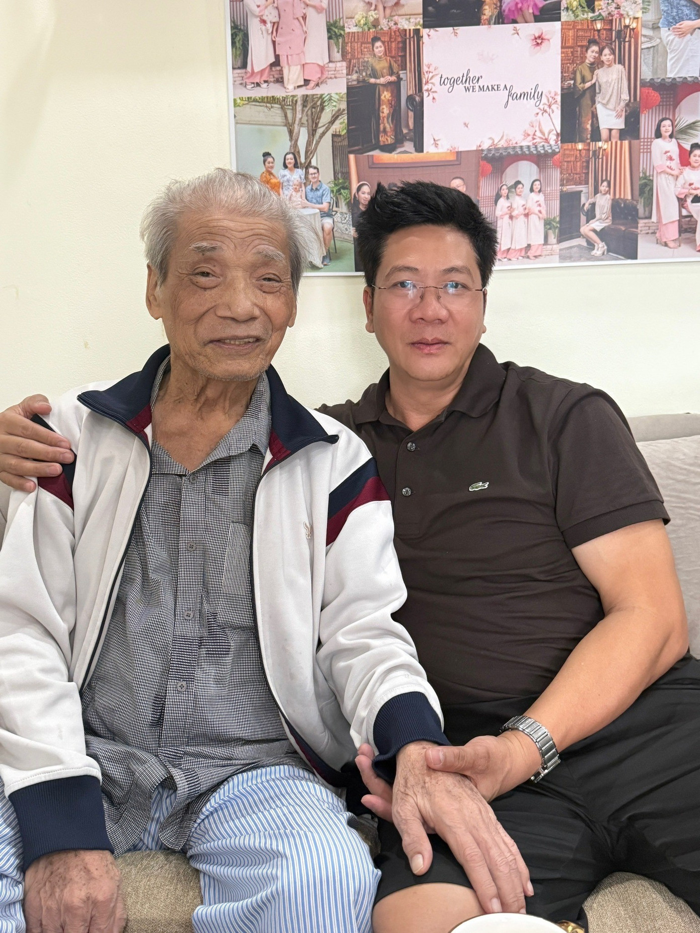 NSND Quốc Hưng đến thăm NSND Trần Hiếu tại nhà