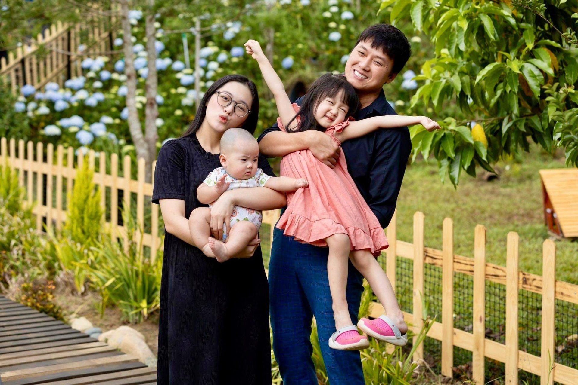 Cuộc sống hạnh phúc bên vợ của Quách Ngọc Tuyên