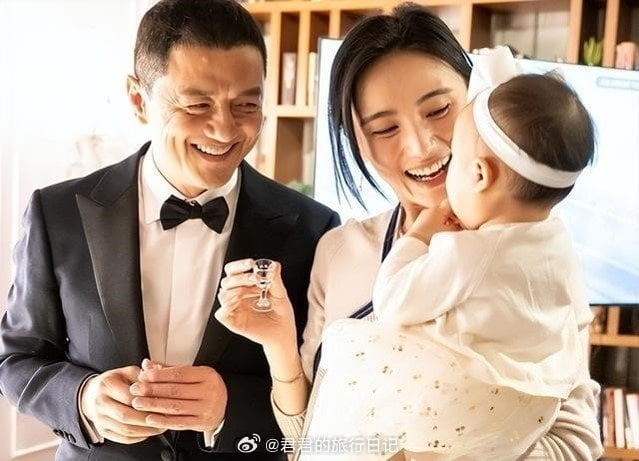 Con gái chung của Lý Á Bằng và Hải Hà Kim Hỷ sống cùng mẹ sau ly hôn.