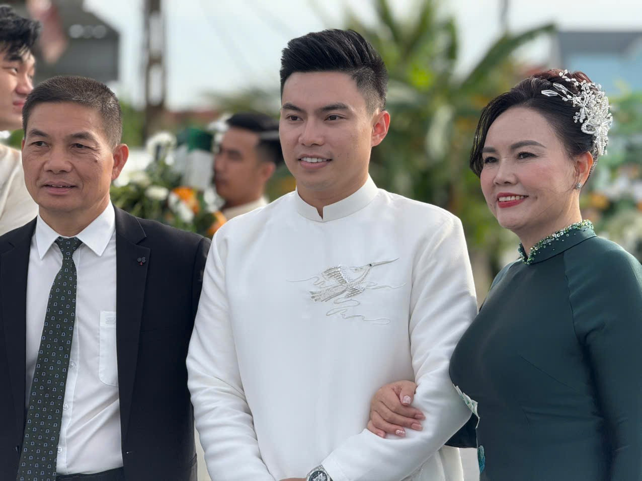 Chú rể doanh nhân cùng gia đình tại quê nhà cô dâu