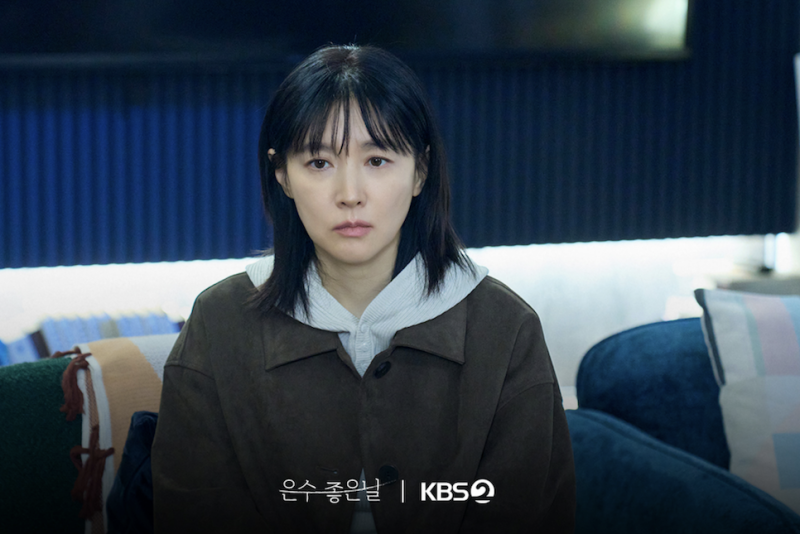 Lee Young Ae trông lớn tuổi hơn so với các bạn diễn