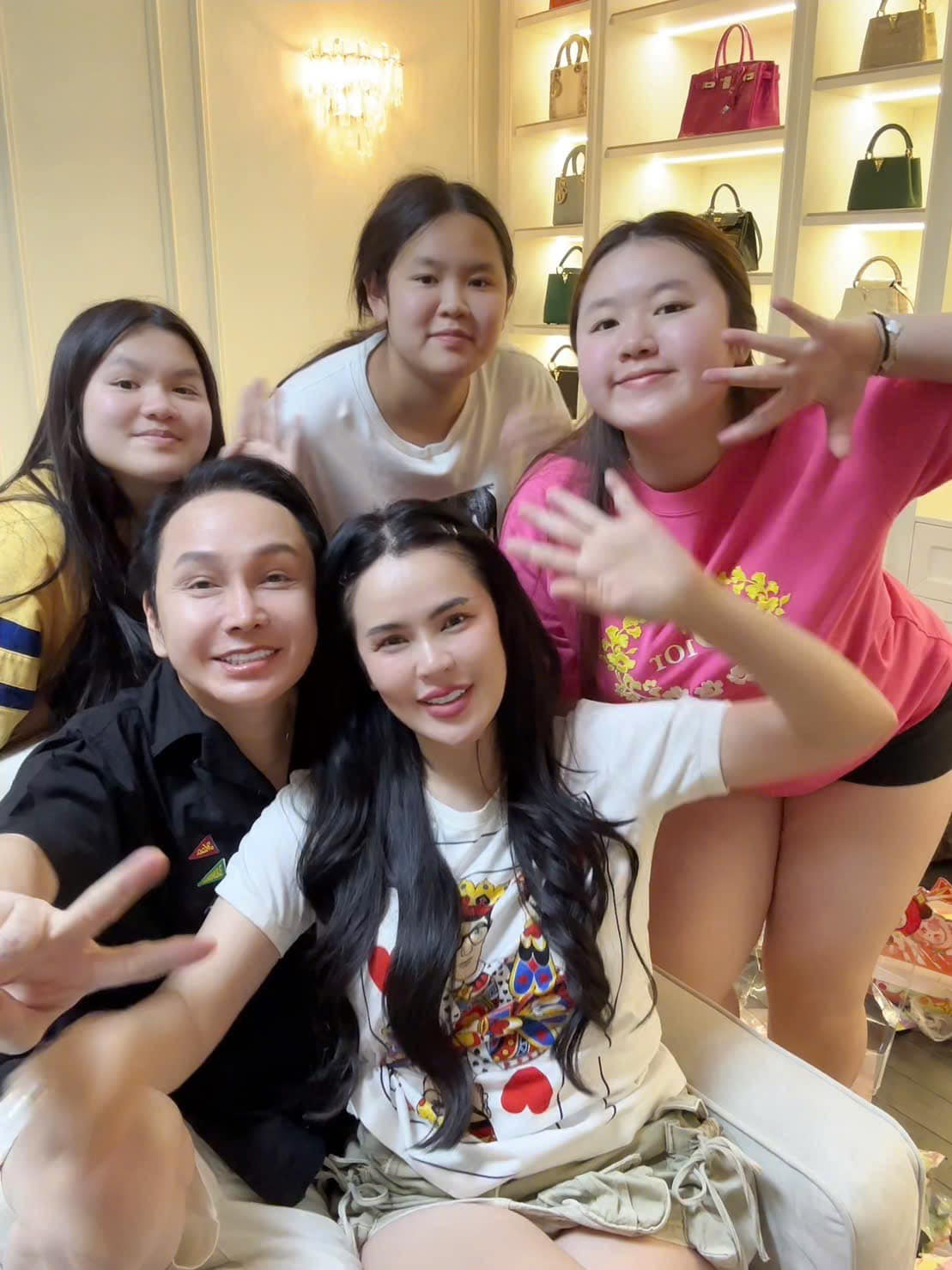 Nam nghệ sĩ có mối quan hệ tốt với các con gái riêng của vợ