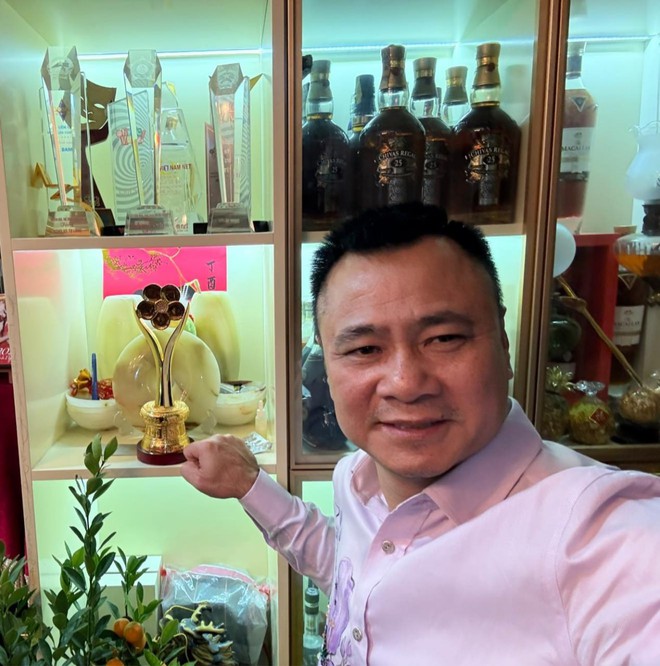 Các vật phẩm nghệ thuật trên kệ gỗ