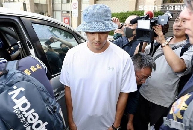 Chiếc điện thoại đưa gần 50 sao hạng A vào trại giam- Ảnh 4. Liên tiếp các nam nghệ sĩ làm giả giấy tờ, hồ sơ bệnh án để trốn nghĩa vụ quân sự bị bắt giữ